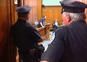 La moglie può testimoniare a favore del marito?