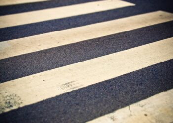 Regole per attraversare la strada: tutto quello che non sai